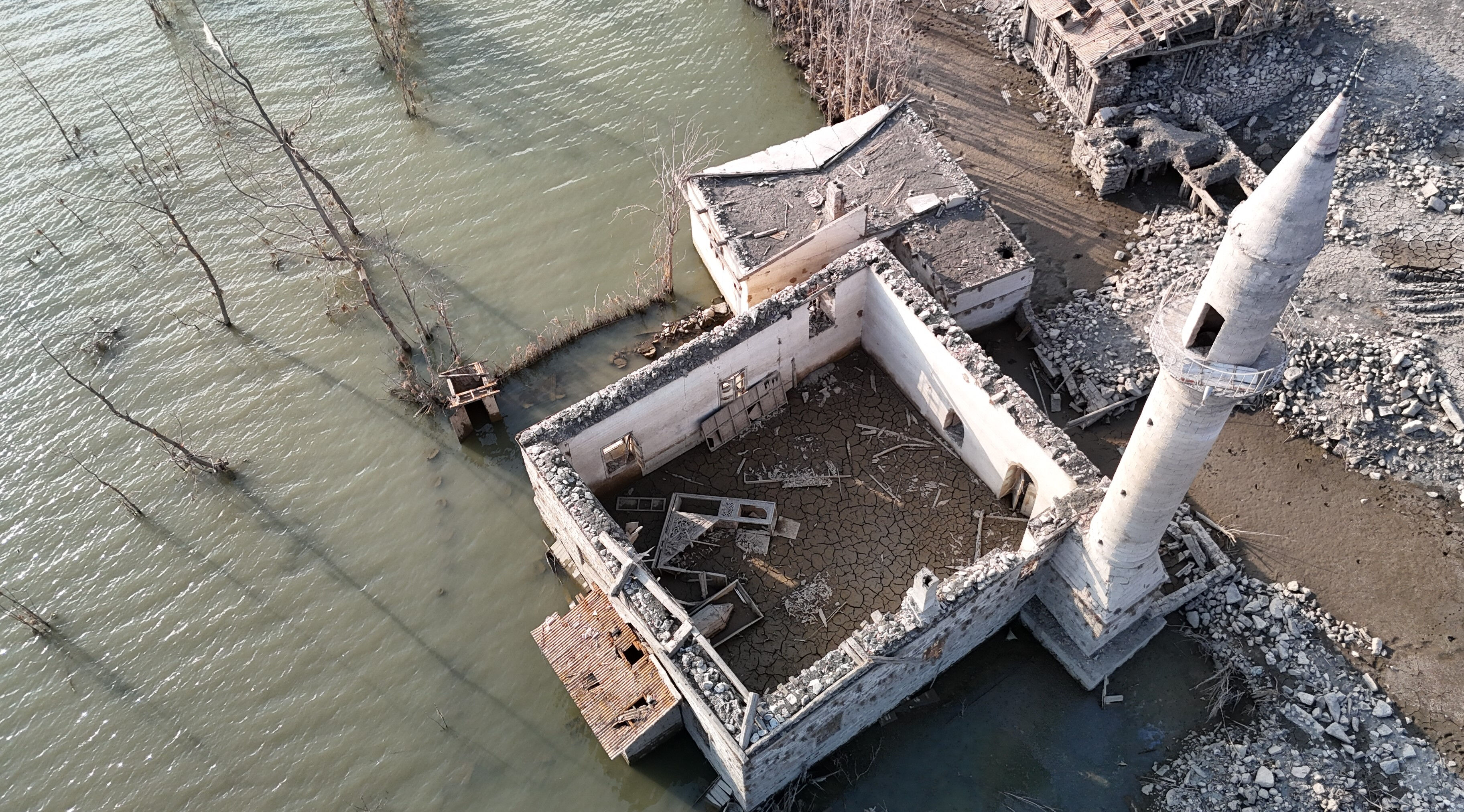 Görenler gözlerine inanamıyor! Kuraklık geldi, asırlık köy ortaya çıktı - 1. Resim