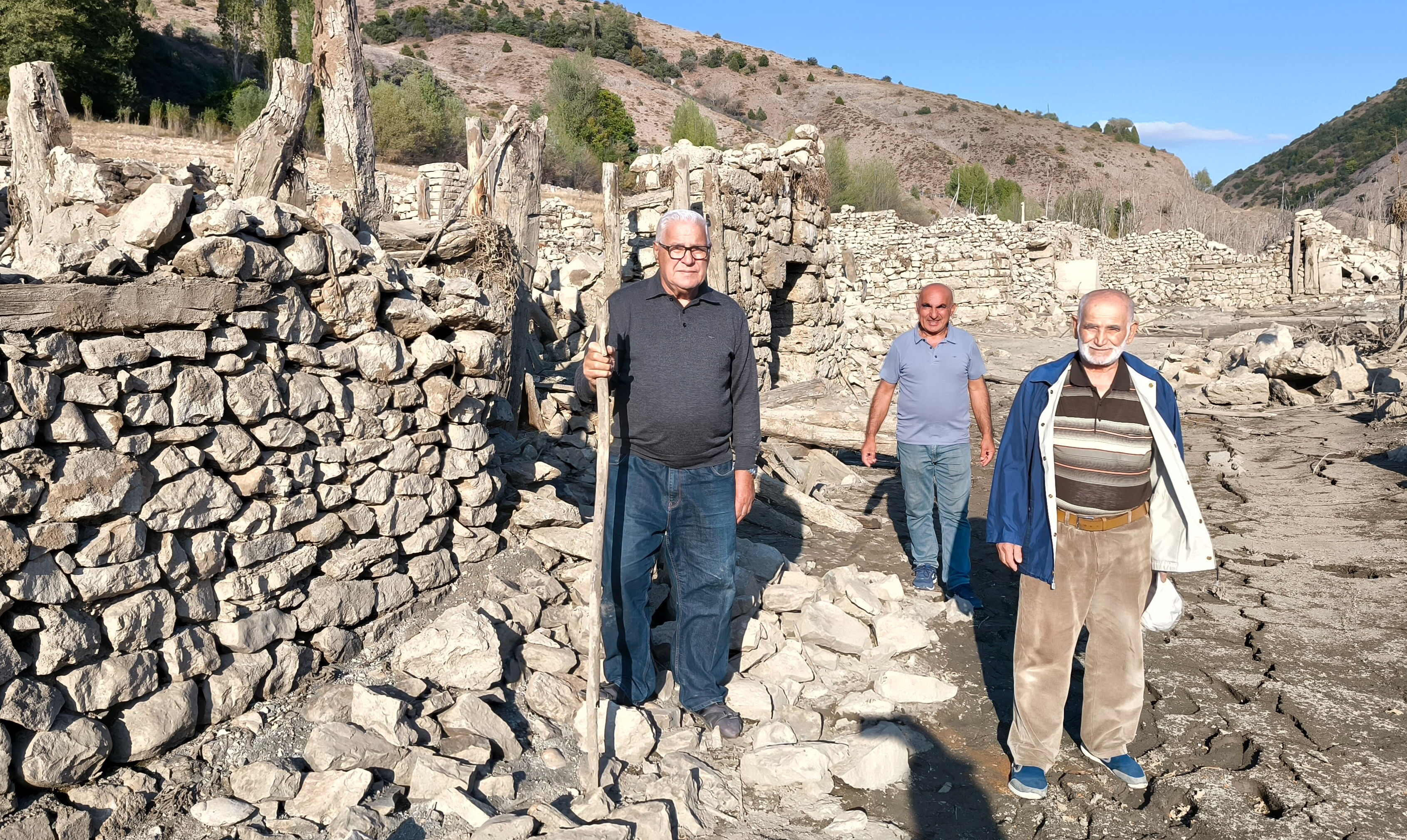 Görenler gözlerine inanamıyor! Kuraklık geldi, asırlık köy ortaya çıktı - 4. Resim