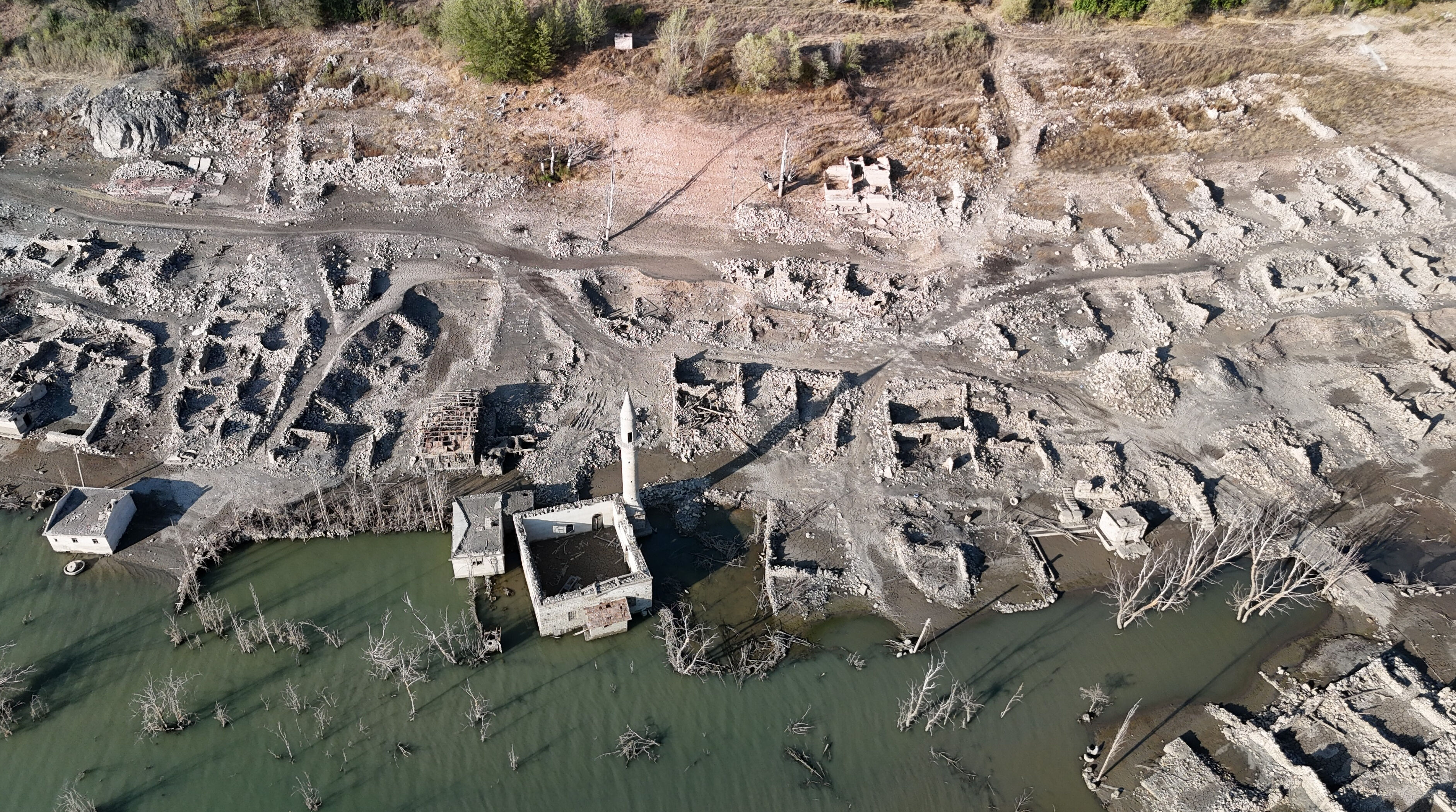 Görenler gözlerine inanamıyor! Kuraklık geldi, asırlık köy ortaya çıktı - 3. Resim