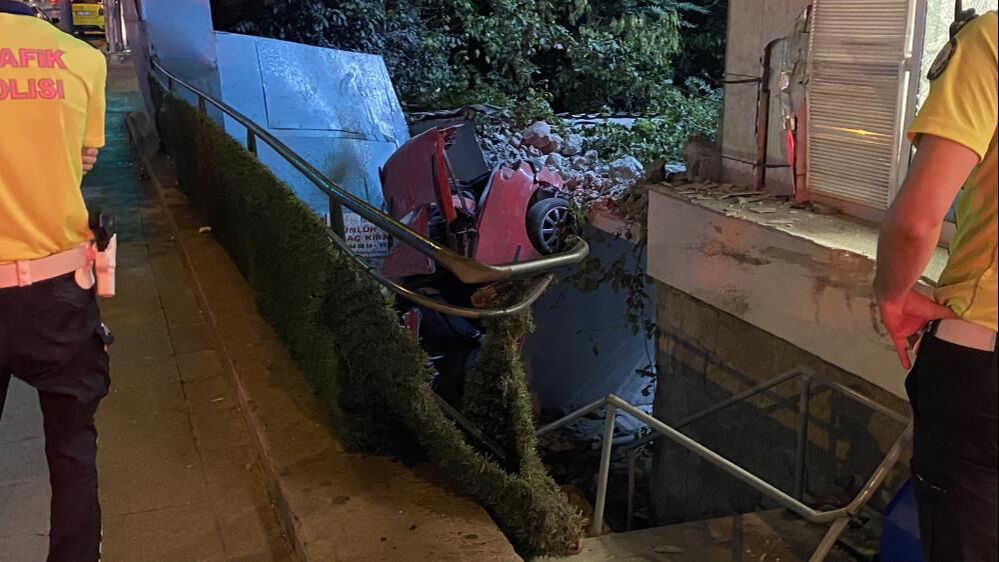İstanbul'da bir otomobil bankaya daldı, yaralılar var! İstanbul'da bir otomobil bankaya daldı, yaralılar var! - 2. Resim