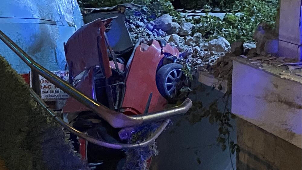 İstanbul'da bir otomobil bankaya daldı, yaralılar var! İstanbul'da bir otomobil bankaya daldı, yaralılar var! - 1. Resim