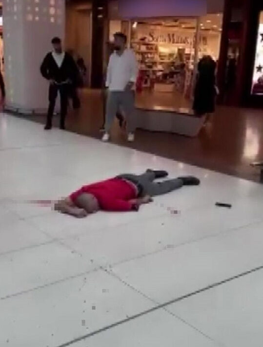 İstanbul'da korkunç olay! AVM'nin 3. katından zemine düştü - 1. Resim