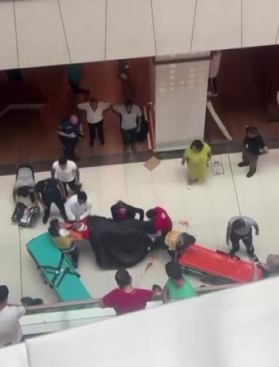 İstanbul'da korkunç olay! AVM'nin 3. katından zemine düştü - 2. Resim