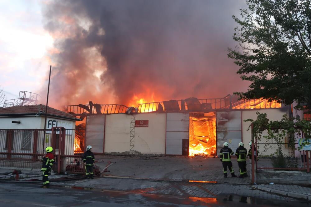 Kayseri'de fabrika yangını! Alevler hızla yayıldı, çok sayıda ekip müdahale ediyor - 1. Resim