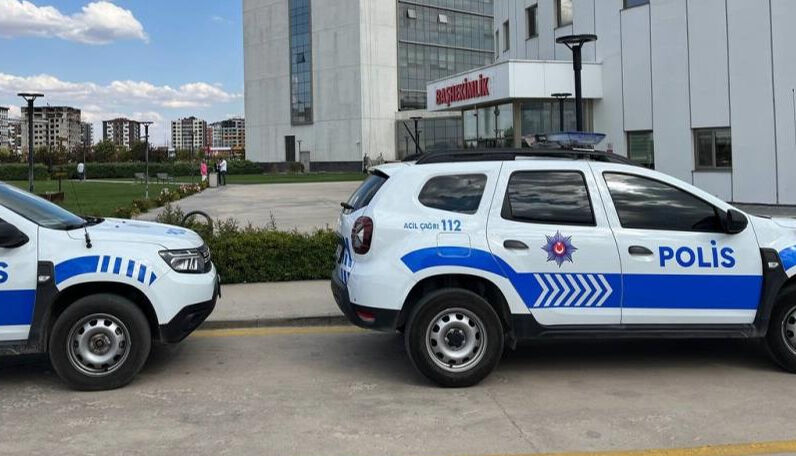 Kayseri'de psikiyatri tedavisi g&ouml;ren kişi, ila&ccedil; yazdırmak i&ccedil;in gittiği başhekimlikte dehşet sa&ccedil;tı - 2. Resim