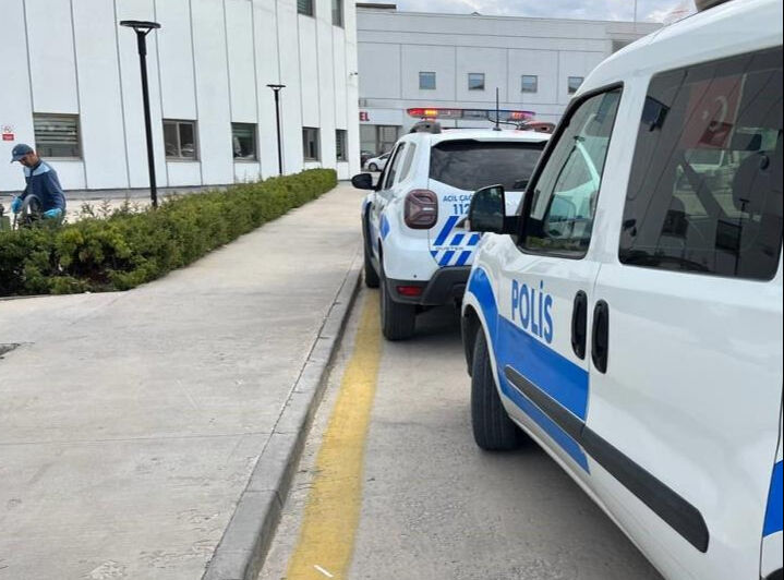Kayseri'de psikiyatri tedavisi g&ouml;ren kişi, ila&ccedil; yazdırmak i&ccedil;in gittiği başhekimlikte dehşet sa&ccedil;tı - 1. Resim