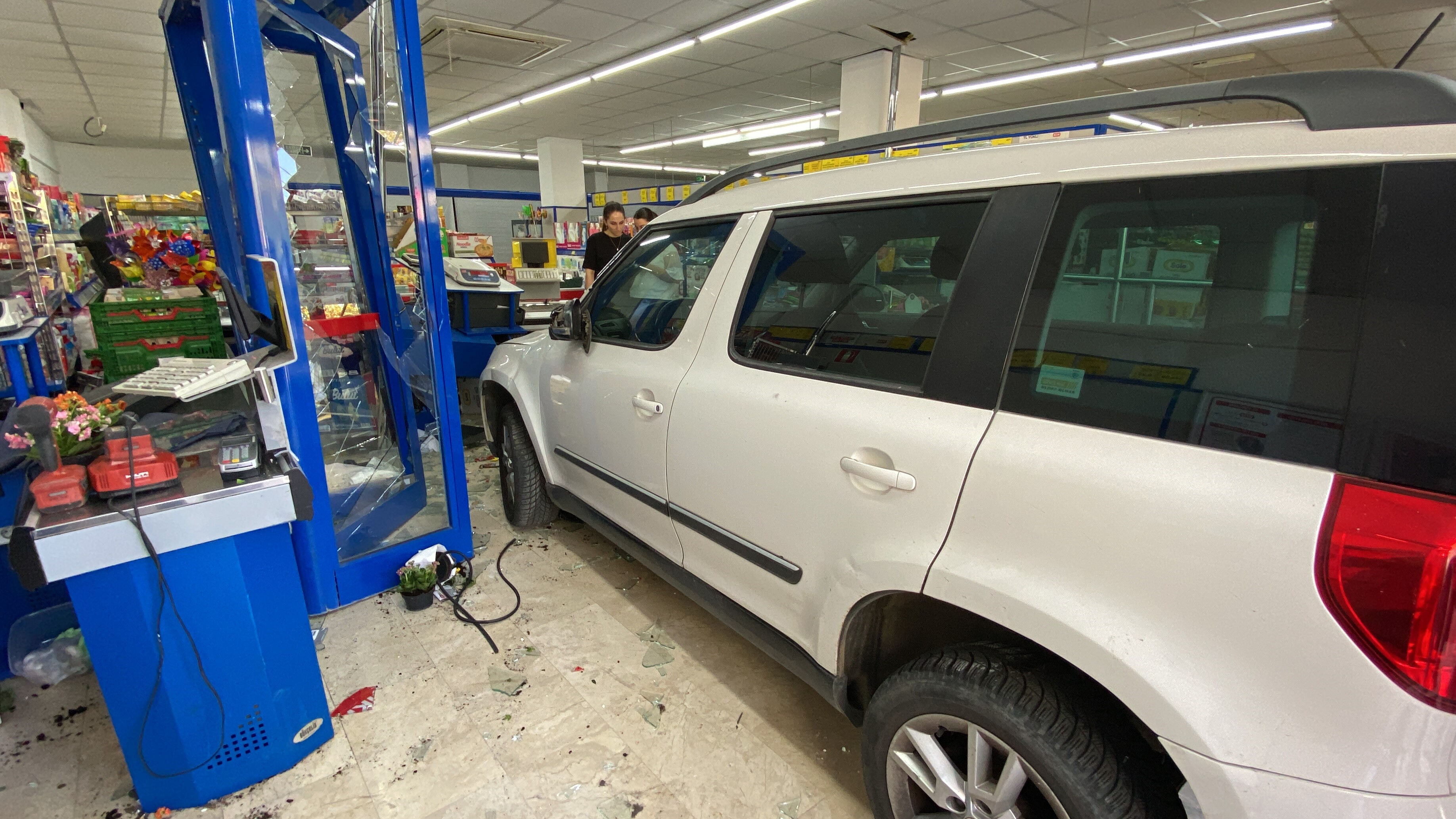 Otomobil markete daldı, vatandaş olayı yanlış anladı... - 1. Resim