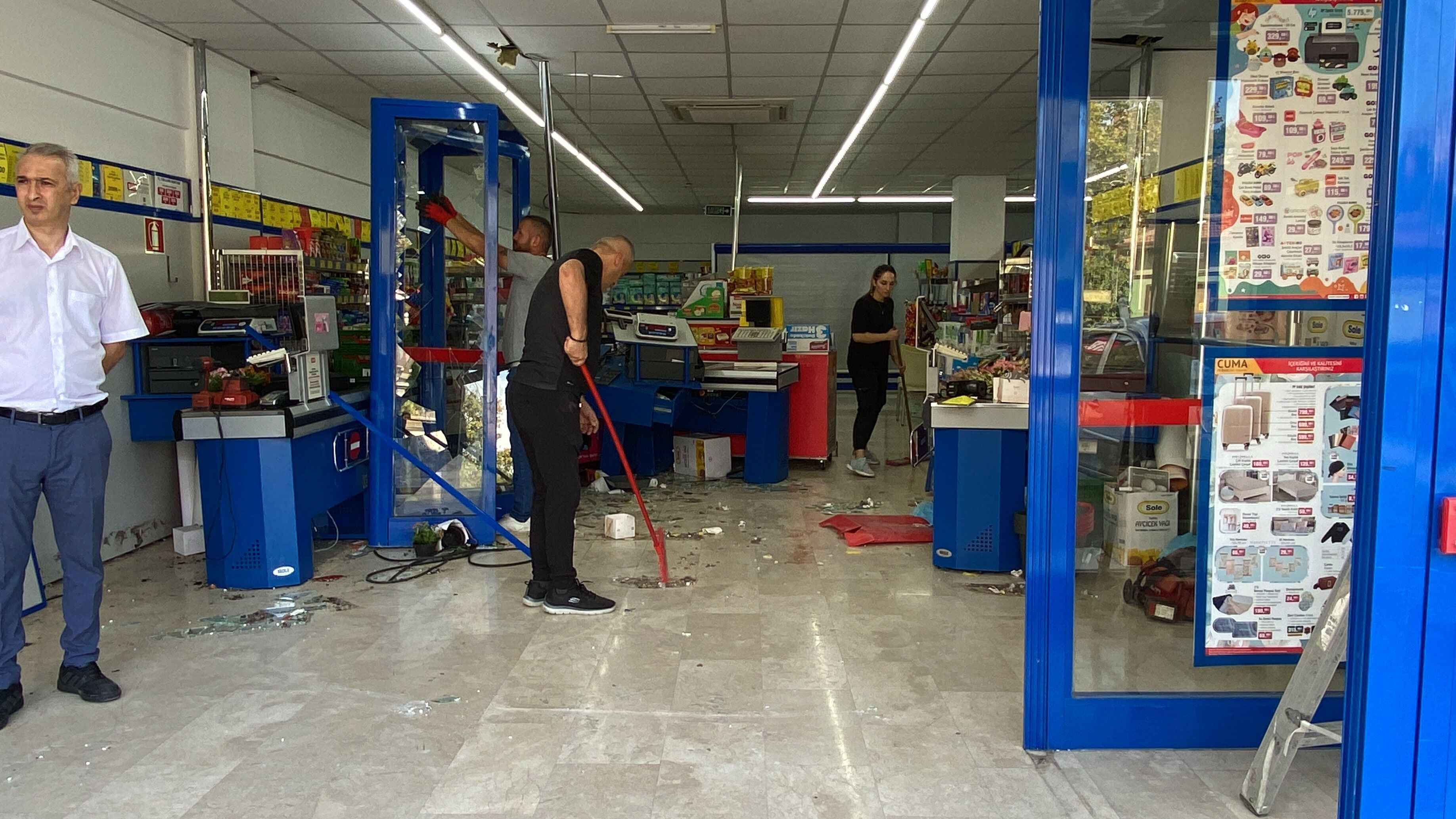 Otomobil markete daldı, vatandaş olayı yanlış anladı... - 2. Resim