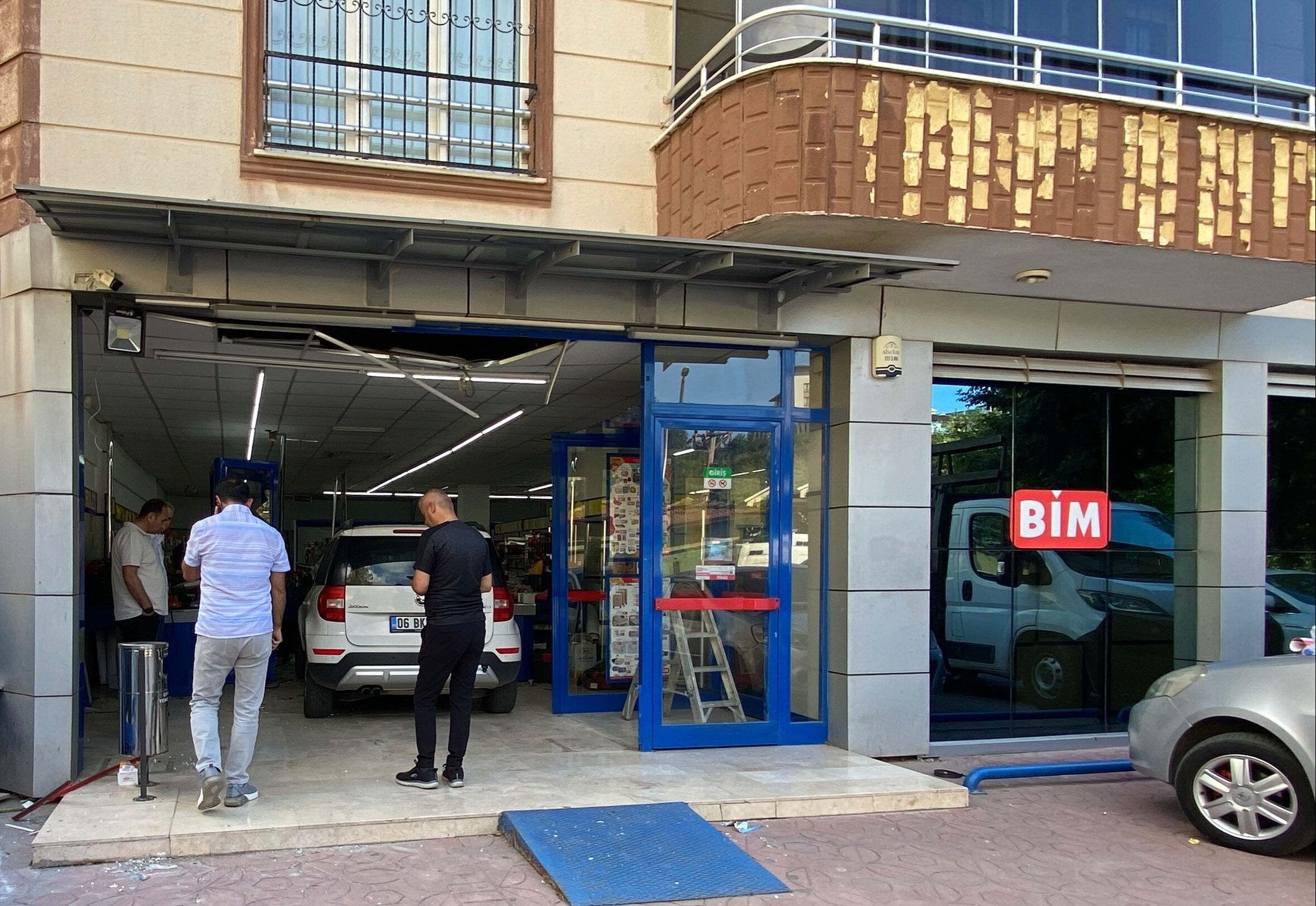 Otomobil markete daldı, vatandaş olayı yanlış anladı... - 3. Resim