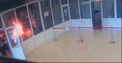 Romanya'da sıcak saatler! Parlamento binasının bir bölümü ateşe verildi! - 1. Resim