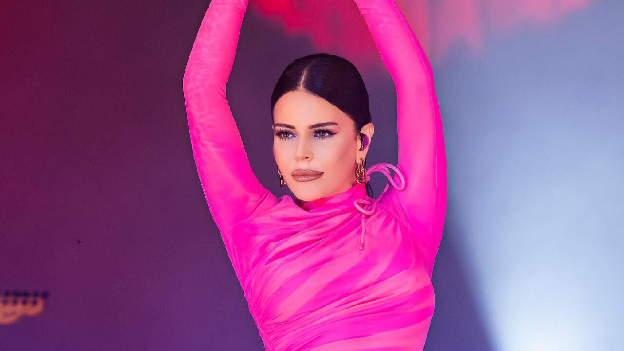 Şarkıcı Simge'ye sahnede çirkin saldırı! Neye uğradığını şaşırdı Şarkıcı Simge'ye sahnede çirkin saldırı! Neye uğradığını şaşırdı - 2. Resim