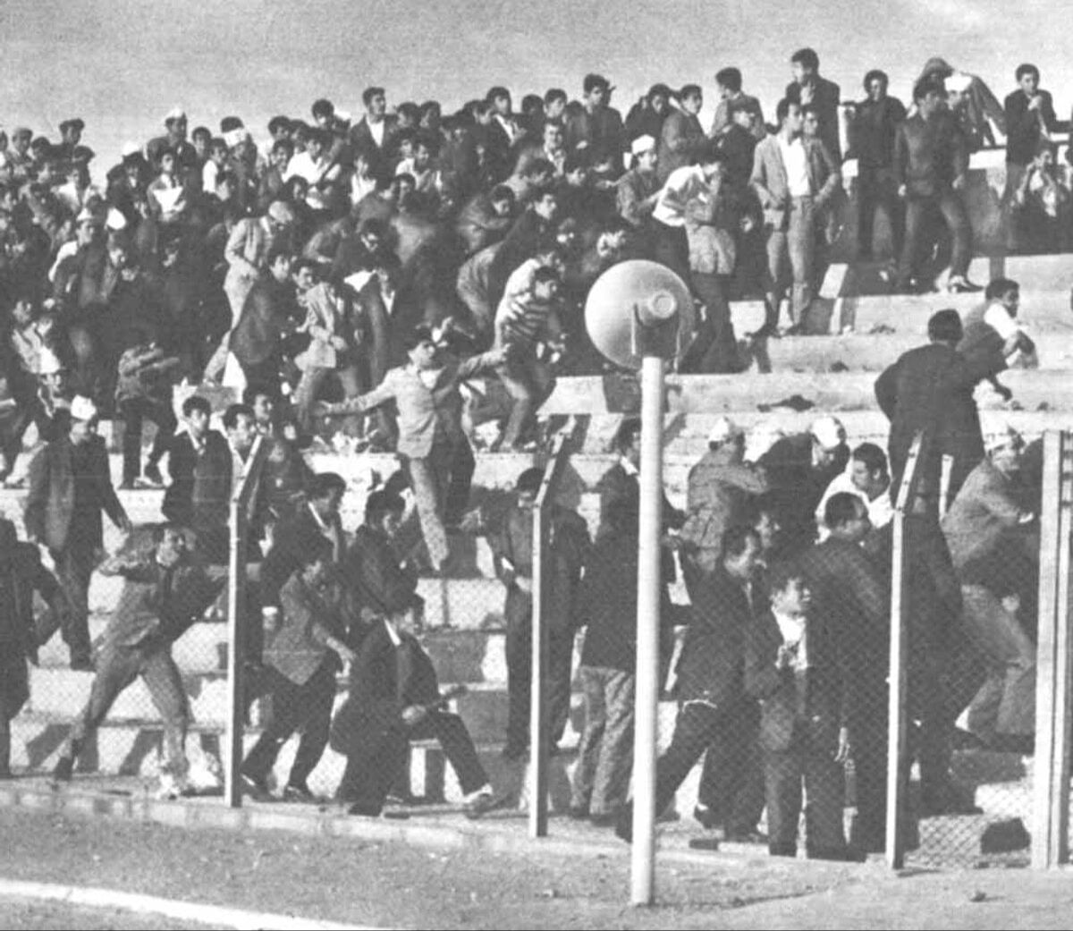 Stadyum kapılarının yönünü değiştiren facia: 17 Eylül 1967 Kayserispor - Sivasspor maçı Stadyum kapılarının yönünü değiştiren facia: 43 kişinin öldüğü 1967 Kayserispor - Sivasspor maçı - 2. Resim