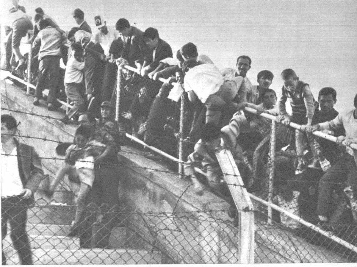 Stadyum kapılarının yönünü değiştiren facia: 17 Eylül 1967 Kayserispor - Sivasspor maçı Stadyum kapılarının yönünü değiştiren facia: 43 kişinin öldüğü 1967 Kayserispor - Sivasspor maçı - 1. Resim