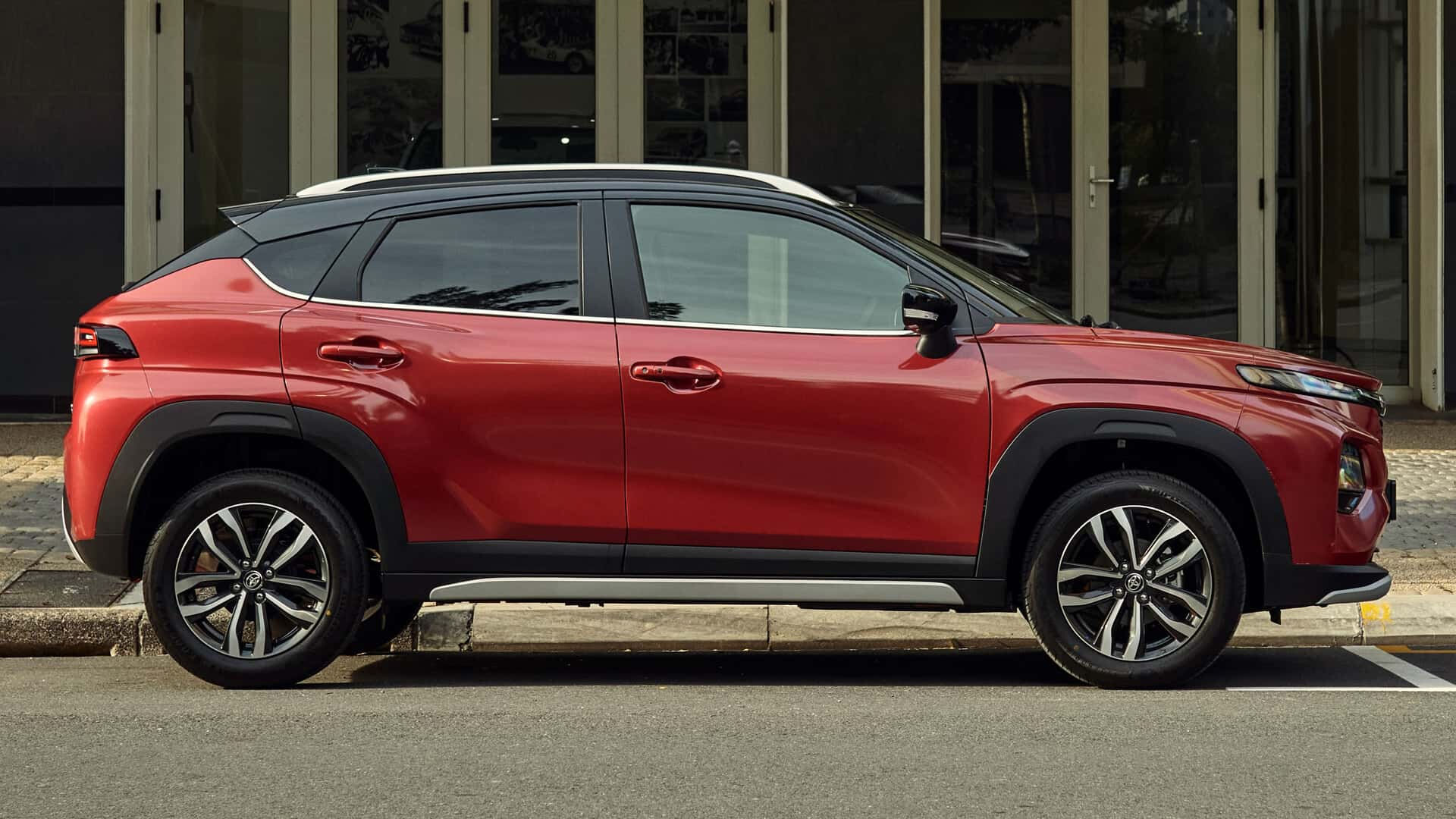 Toyota'dan uygun fiyatlı yeni SUV! İlk görüntüler geldi Toyota'dan uygun fiyatlı yeni SUV! İlk görüntüler geldi - 12. Resim