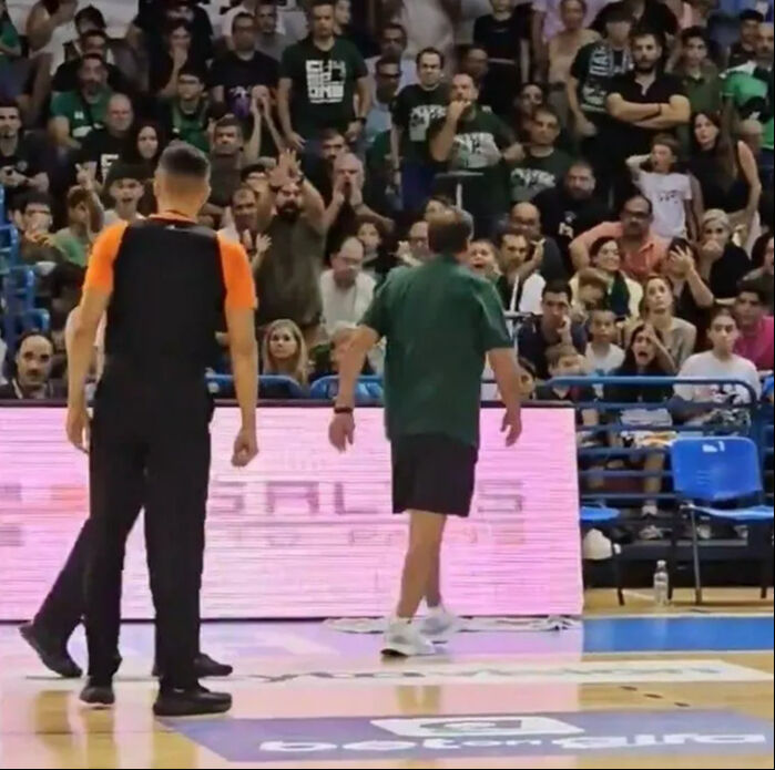 Yunan taraftarın Kıbrıs provokasyonu Ergin Ataman'ı çıldırttı! Kendini maçtan attırdı - 4. Resim