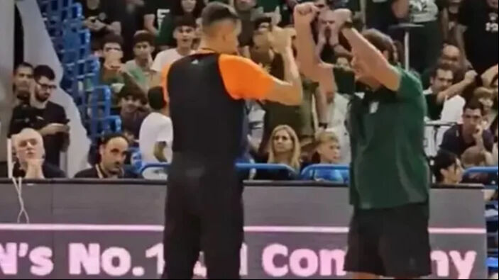 Yunan taraftarın Kıbrıs provokasyonu Ergin Ataman'ı çıldırttı! Kendini maçtan attırdı - 3. Resim