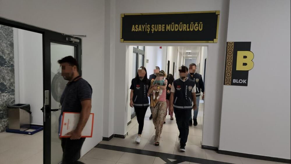 Hakkında 40 tane suç kaydı vardı, kucağında bebekle yakalandı! Hakkında 40 tane suç kaydı vardı, kucağında bebekle yakalandı! - 1. Resim