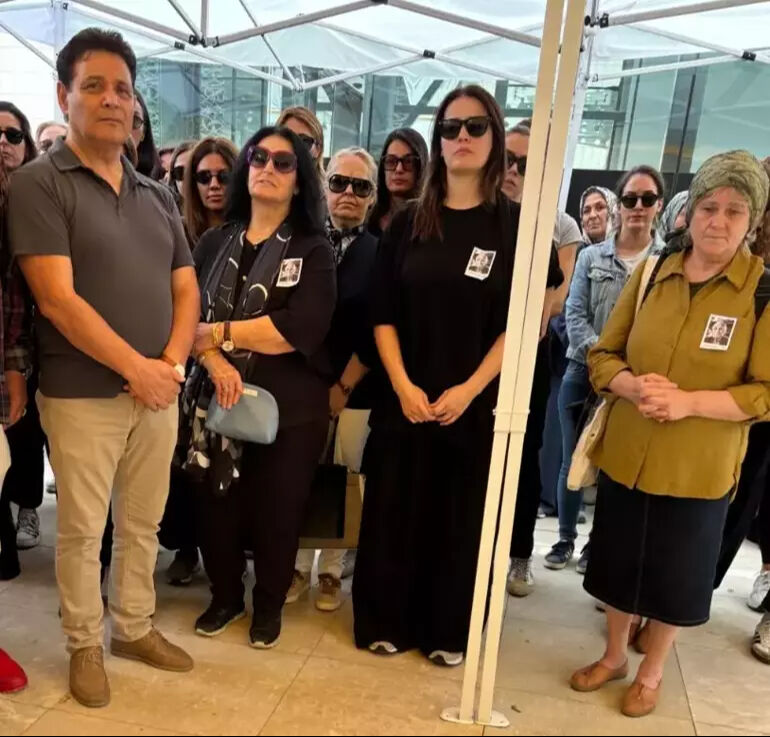 İrem Sak'ın acı günü! Babası son yolculuğuna uğurlandı - 3. Resim