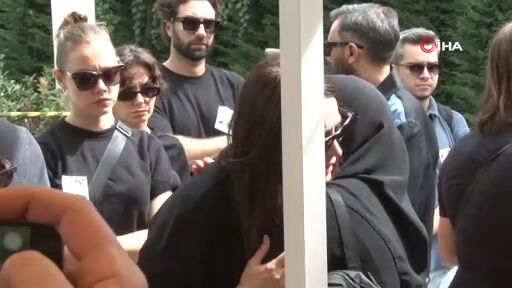 İrem Sak'ın acı günü! Babası son yolculuğuna uğurlandı - 6. Resim