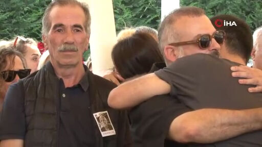 İrem Sak'ın acı günü! Babası son yolculuğuna uğurlandı - 4. Resim