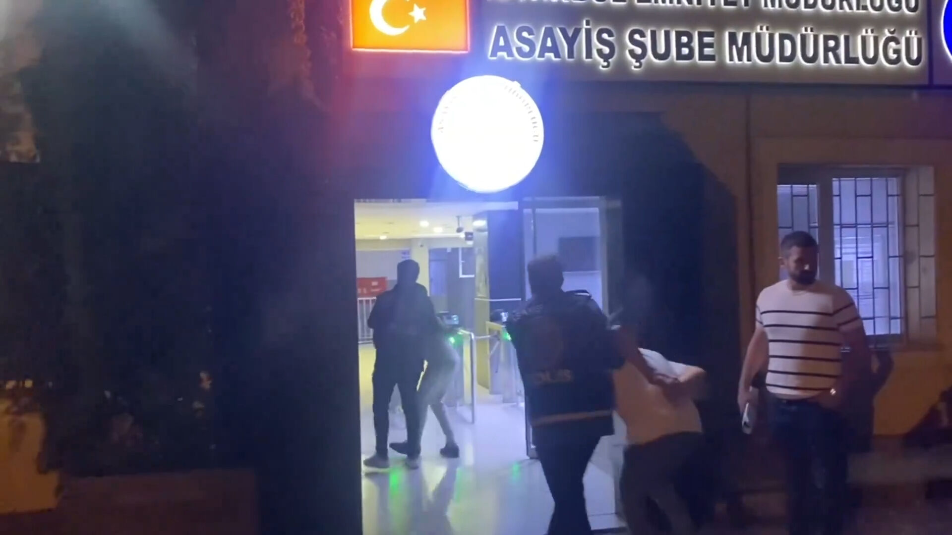 İstanbul Esenyurt'taki KUYU-25 operasyonunda yurt dışından yönetilen suç örgütü çökertildi İstanbul Esenyurt'taki KUYU-25 operasyonunda yurt dışından yönetilen suç örgütü çökertildi - 2. Resim