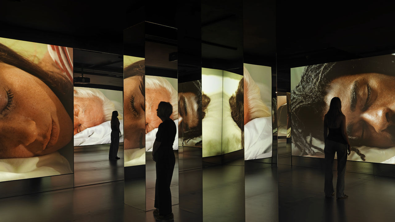 Modern insanın hâli pürmelali! ABD'li sanatçı dijital köleliği sergisine yansıttı - 2. Resim