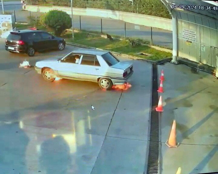 Park halindeki otomobil bomba gibi patladı! - 1. Resim