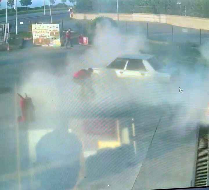 Park halindeki otomobil bomba gibi patladı! - 2. Resim