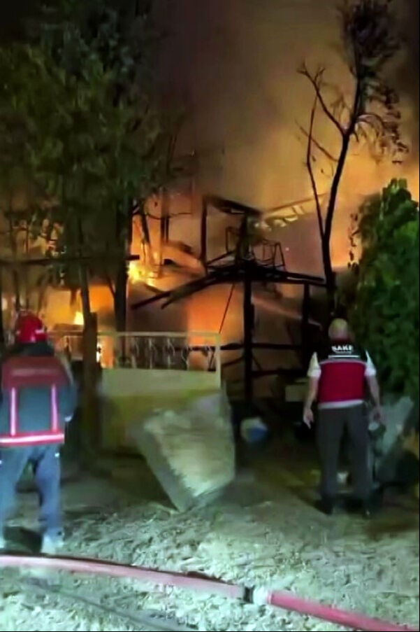 Sakarya'da korkutan yangın! İki kardeşe ait ev ve ahır kül oldu Sakarya'da korkutan yangın! İki kardeşe ait ev ve ahır kül oldu - 3. Resim