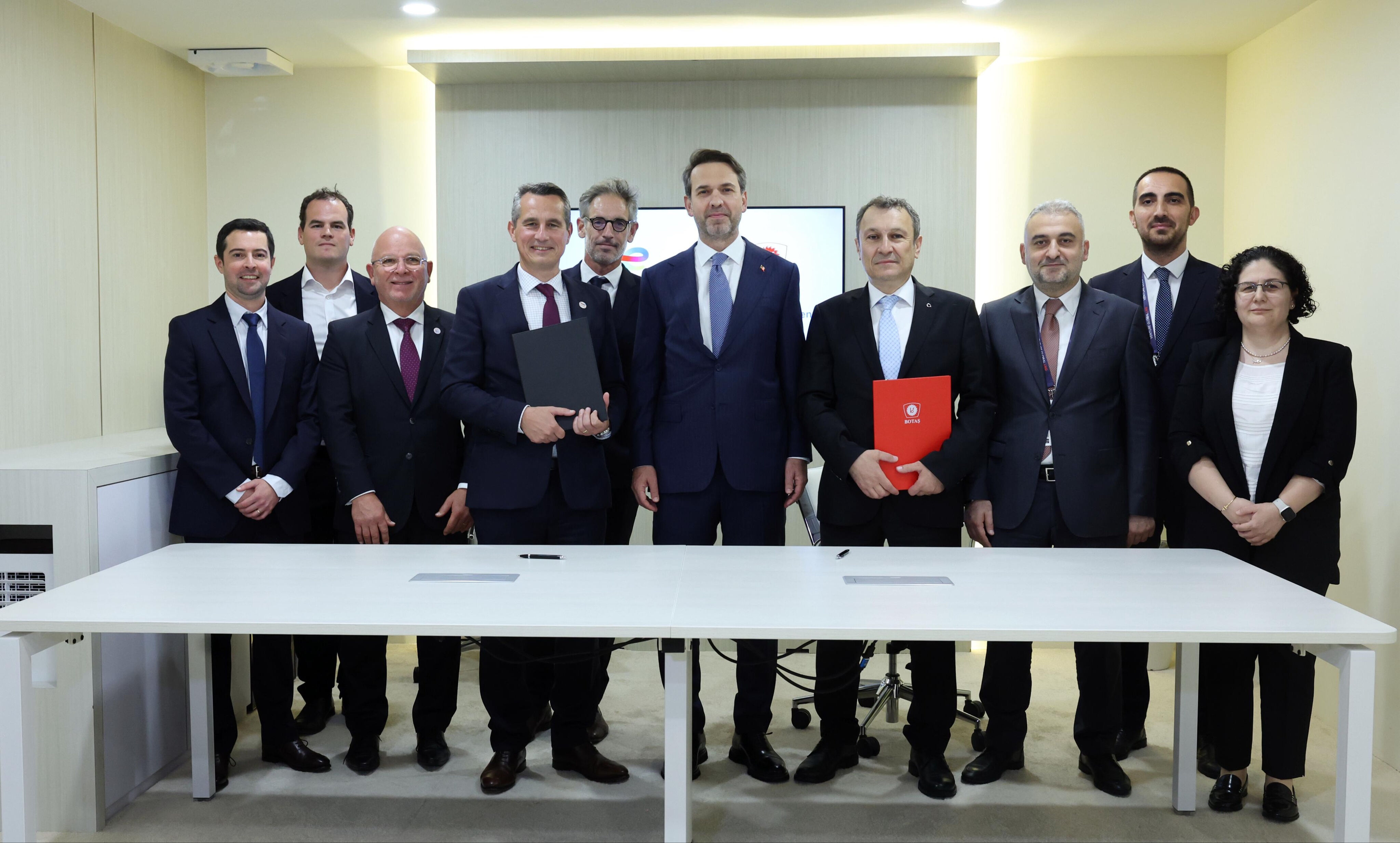 Türkiye'den enerjide dev anlaşma! Shell'in ardından Total'le de imzalar atıldı - 3. Resim