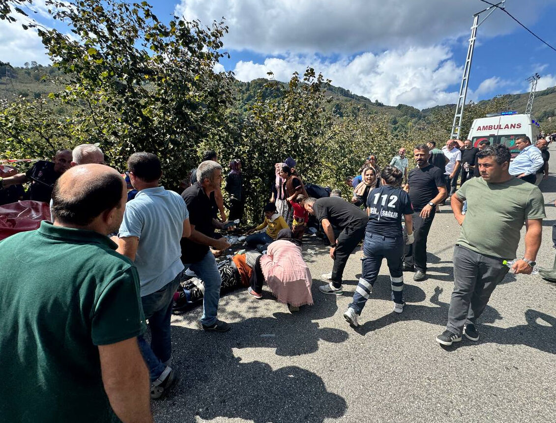 İşçileri taşıyan minibüs uçuruma yuvarlandı! Çok sayıda yaralı var - 2. Resim