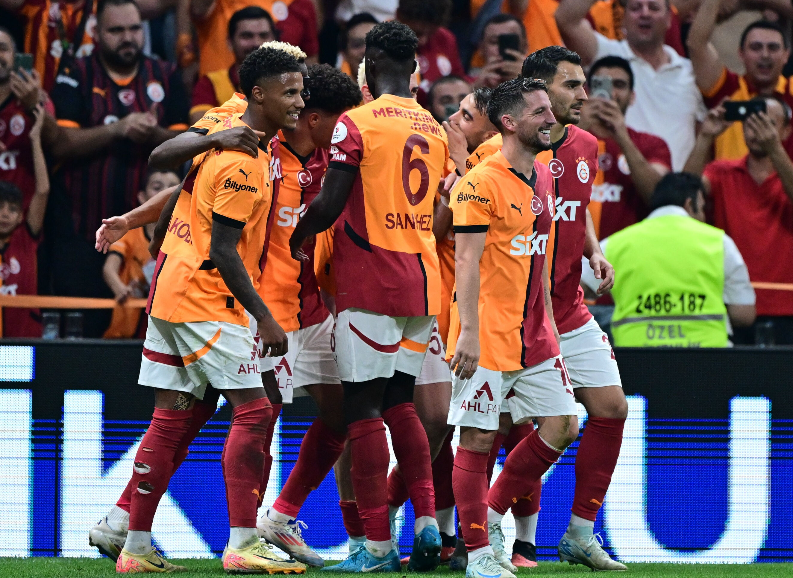 Jose Mourinho ve Okan Buruk'un derbi planları hazır! Sürpriz tercih Jose Mourinho ve Okan Buruk'un derbi planları hazır! Sürpriz tercih - 7. Resim