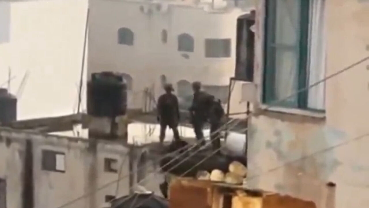 Vahşetin adı İsrail ordusu! Katlettikleri Filistinliyi tekmeleyerek çatıdan attılar - 1. Resim