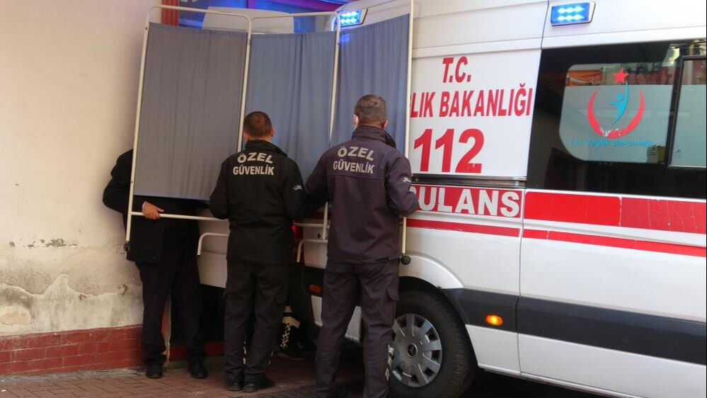 "Yakayım mı sizi?" diyerek hastanede alkol dolum yapanların yanında çakmak yaktı! Yanan iki kişi mahkemede konuştu "Yakayım mı sizi?" diyerek hastanede alkol dolum yapanların yanında çakmak yaktı! Yanan iki kişi mahkemede konuştu - 1. Resim