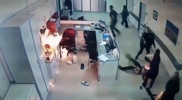 "Yakayım mı sizi?" diyerek hastanede alkol dolum yapanların yanında çakmak yaktı! Yanan iki kişi mahkemede konuştu "Yakayım mı sizi?" diyerek hastanede alkol dolum yapanların yanında çakmak yaktı! Yanan iki kişi mahkemede konuştu - 2. Resim