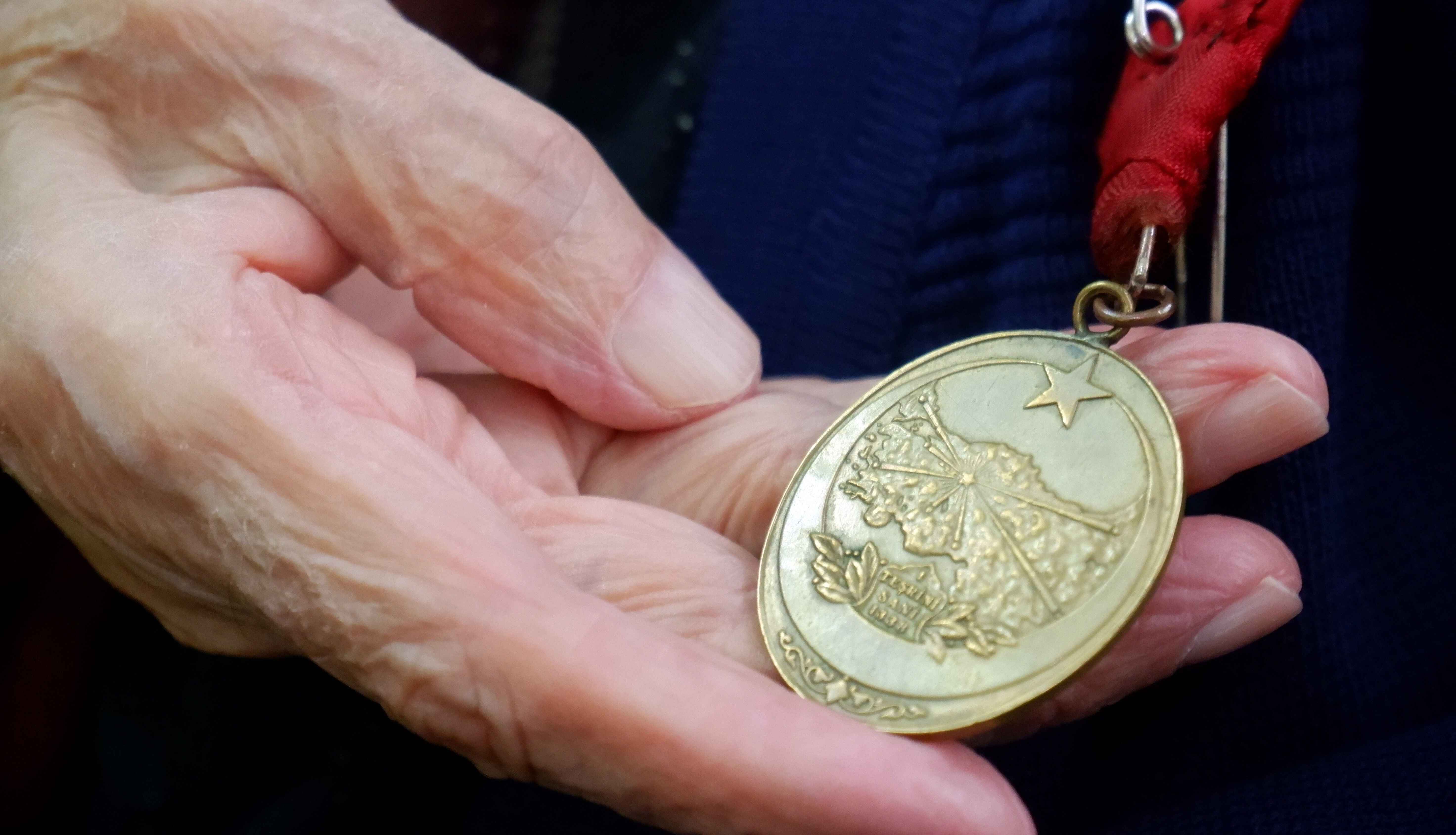 Babasının İstiklal Madalyasını koruyan 93 yaşındaki Erzurumlu Zennure Nine: En büyük hayalim bir gün Erdoğan'ı görmek Babasının İstiklal Madalyasını koruyan 93 yaşındaki Erzurumlu Zennure Nine: En büyük hayalim bir gün Erdoğan'ı görmek - 2. Resim