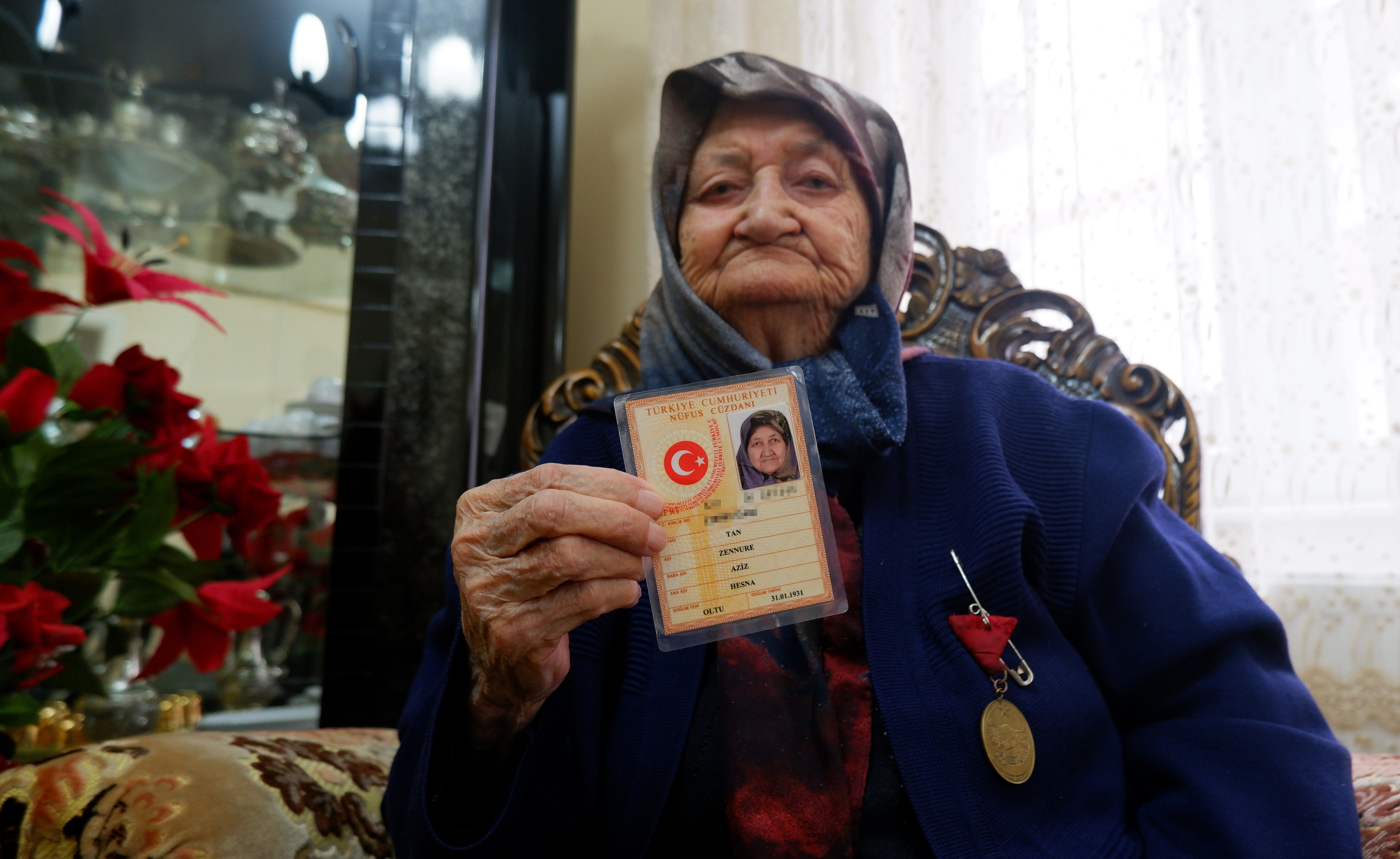 Babasının İstiklal Madalyasını koruyan 93 yaşındaki Erzurumlu Zennure Nine: En büyük hayalim bir gün Erdoğan'ı görmek Babasının İstiklal Madalyasını koruyan 93 yaşındaki Erzurumlu Zennure Nine: En büyük hayalim bir gün Erdoğan'ı görmek - 1. Resim