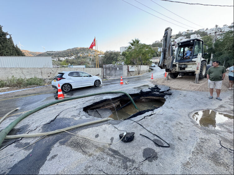 Bodrum'da isale hattı patladı! Vatandaşlar mahsur kaldı Bodrum'da isale hattı patladı! Vatandaşlar mahsur kaldı - 1. Resim