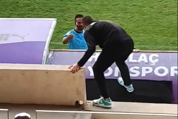 Eskişehirspor-Edremit Belediyespor maçında penaltı kararı veren hakem, pozisyonu VAR gibi cep telefonundan inceledi - 2. Resim