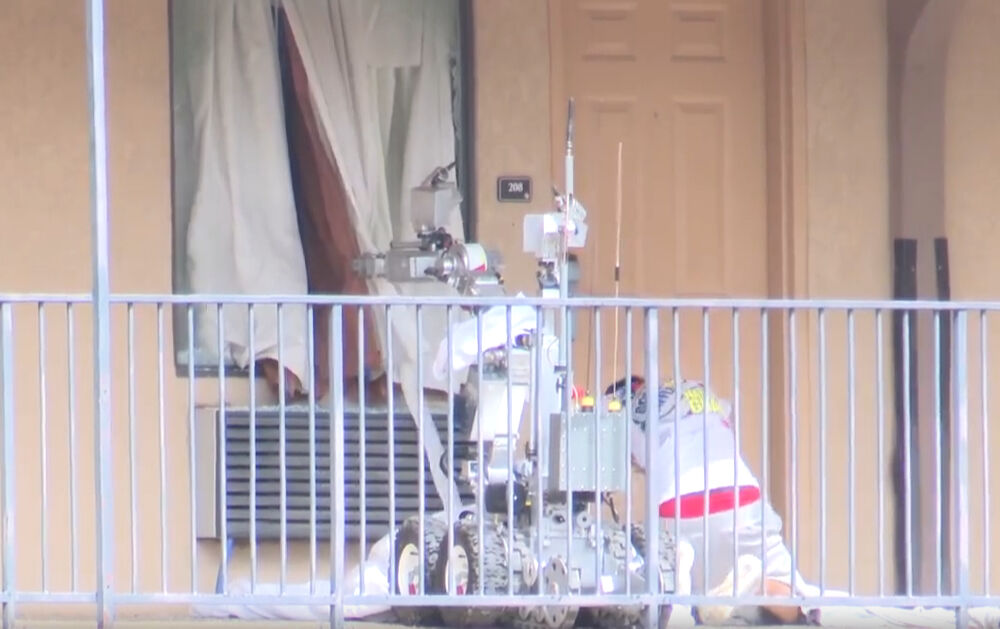 Görenler şaşkına döndü! ABD’de robot polis suçluyu yakaladı Görenler şaşkına döndü! ABD’de robot polis suçluyu yakaladı - 3. Resim