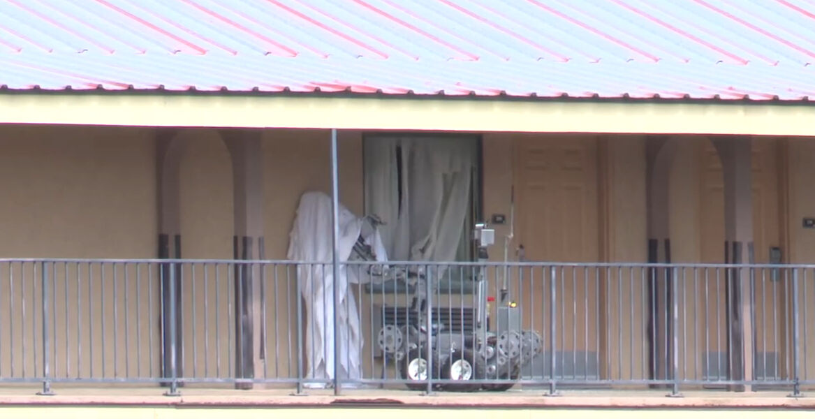 Görenler şaşkına döndü! ABD’de robot polis suçluyu yakaladı Görenler şaşkına döndü! ABD’de robot polis suçluyu yakaladı - 2. Resim