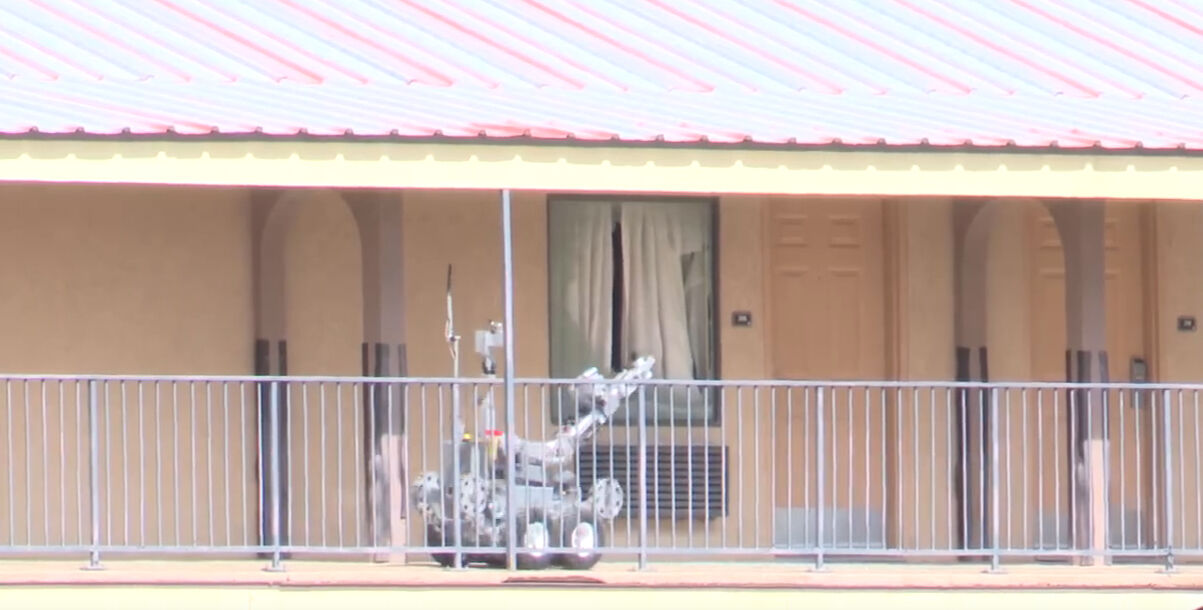 Görenler şaşkına döndü! ABD’de robot polis suçluyu yakaladı Görenler şaşkına döndü! ABD’de robot polis suçluyu yakaladı - 1. Resim