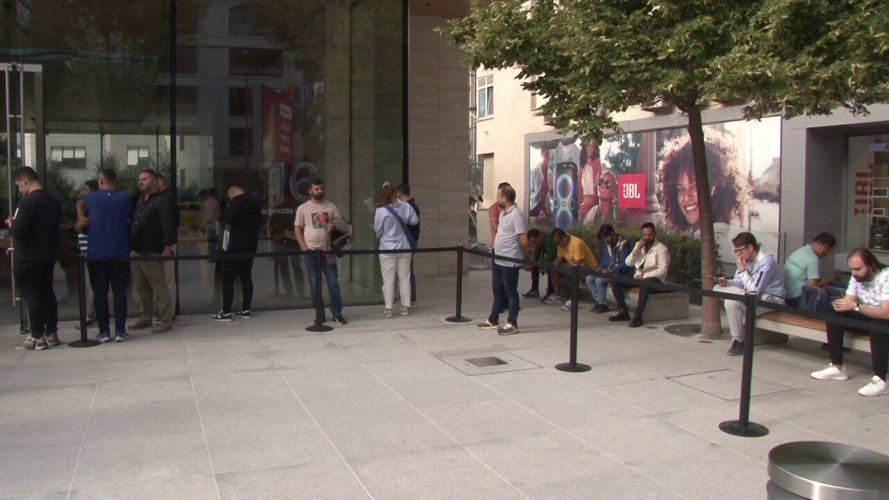 Her sene aynı manzara: 120 bin liralık telefon için kamp kurdular Her sene aynı manzara: 120 bin liralık telefon için kamp kurdular - 1. Resim