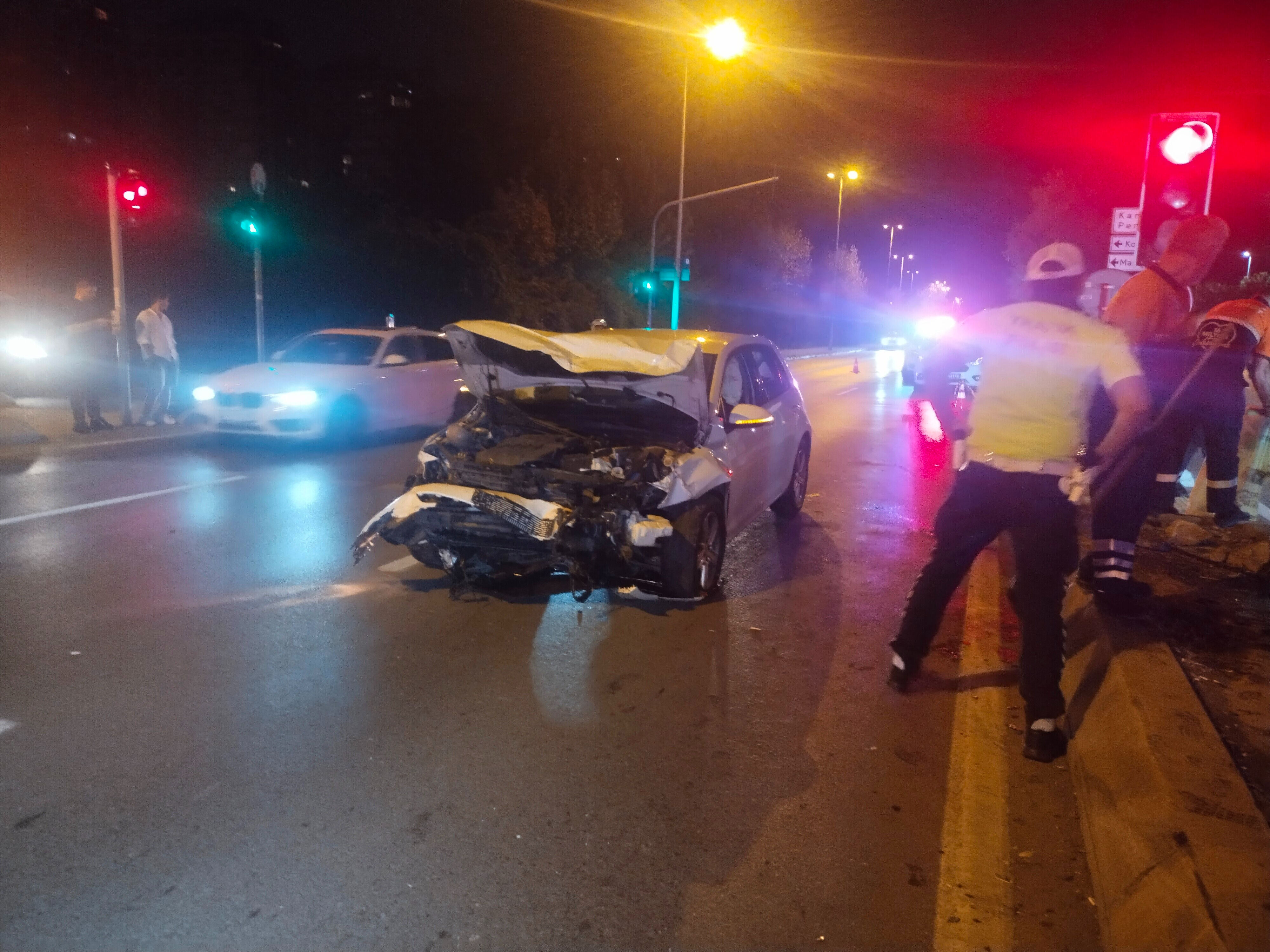 İstanbul'da feci kaza! Kırmızı ışıkta geçen sürücü dehşet saçtı, yaralılar var - 1. Resim