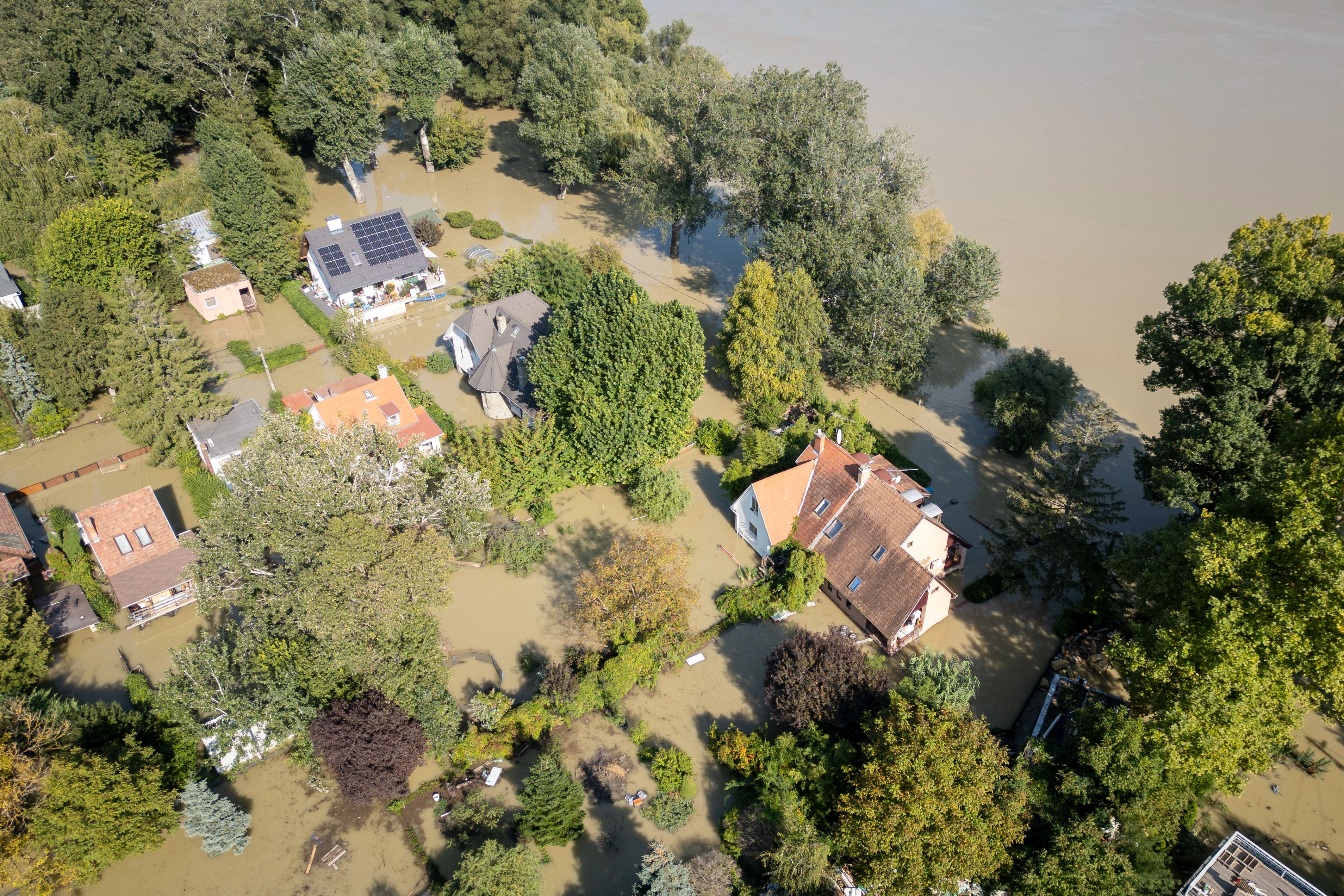 Macaristan'da sel hayatı felç etti! Tarihi parlamento binasını su bastı - 1. Resim