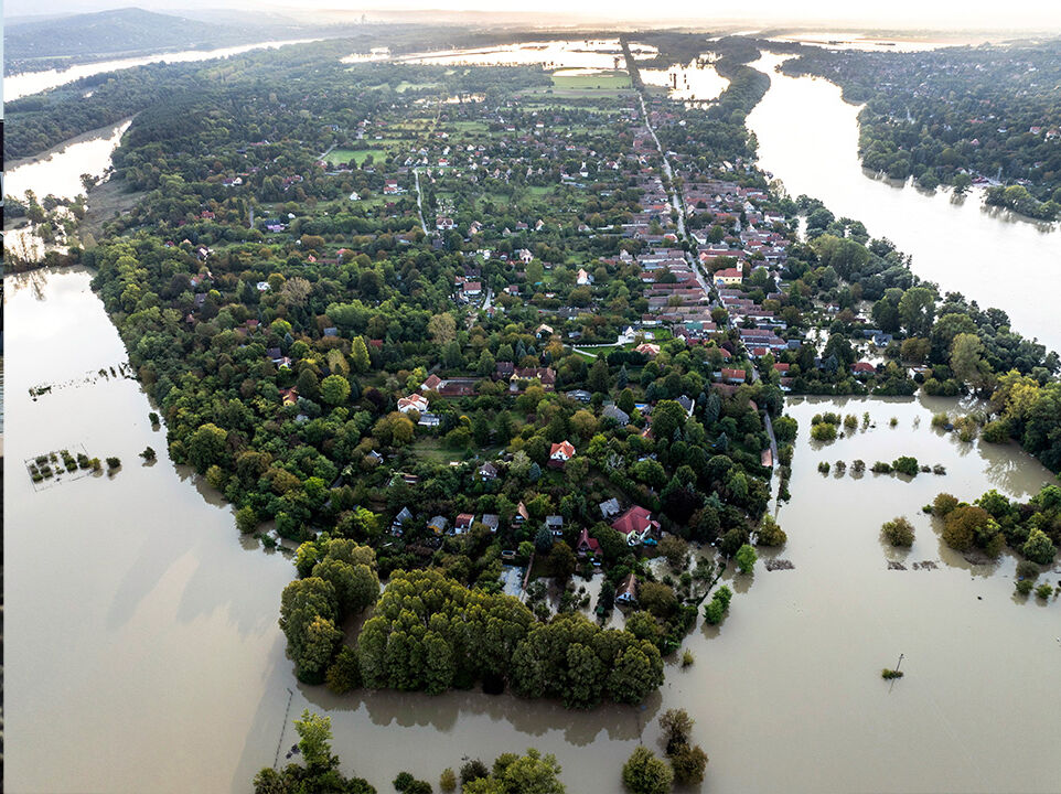 Macaristan'da sel hayatı felç etti! Tarihi parlamento binasını su bastı - 2. Resim