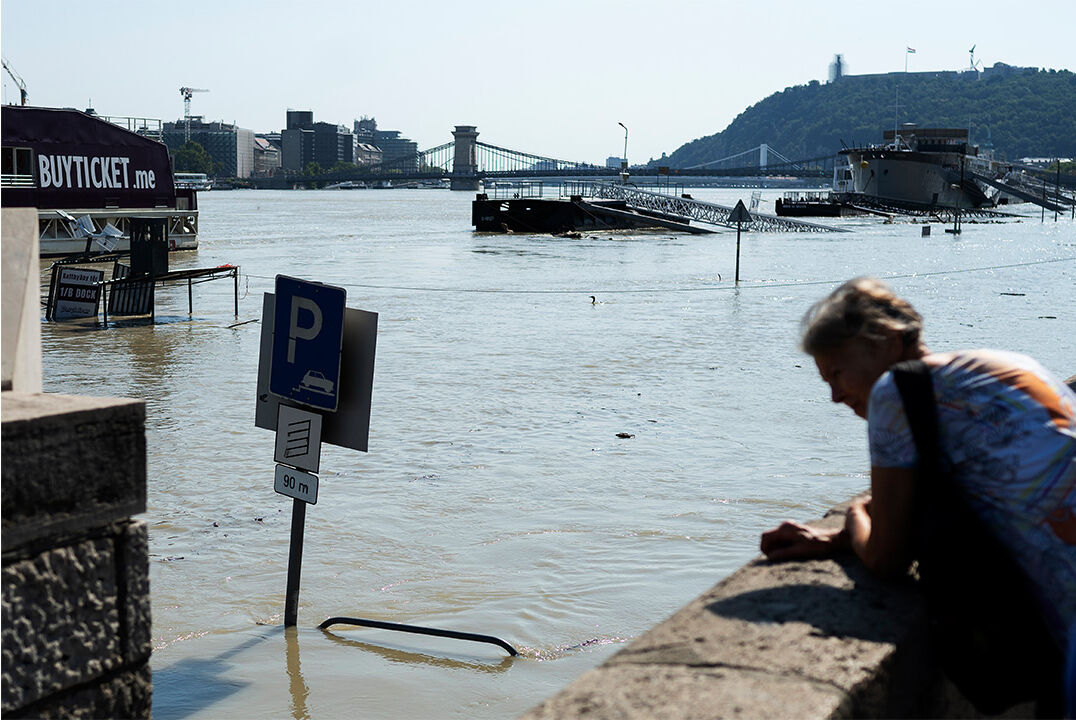 Macaristan'da sel hayatı felç etti! Tarihi parlamento binasını su bastı - 3. Resim
