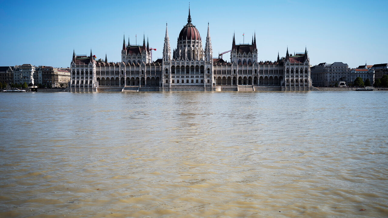 Macaristan'da sel hayatı felç etti! Tarihi parlamento binasını su bastı: 23 ölü - 4. Resim