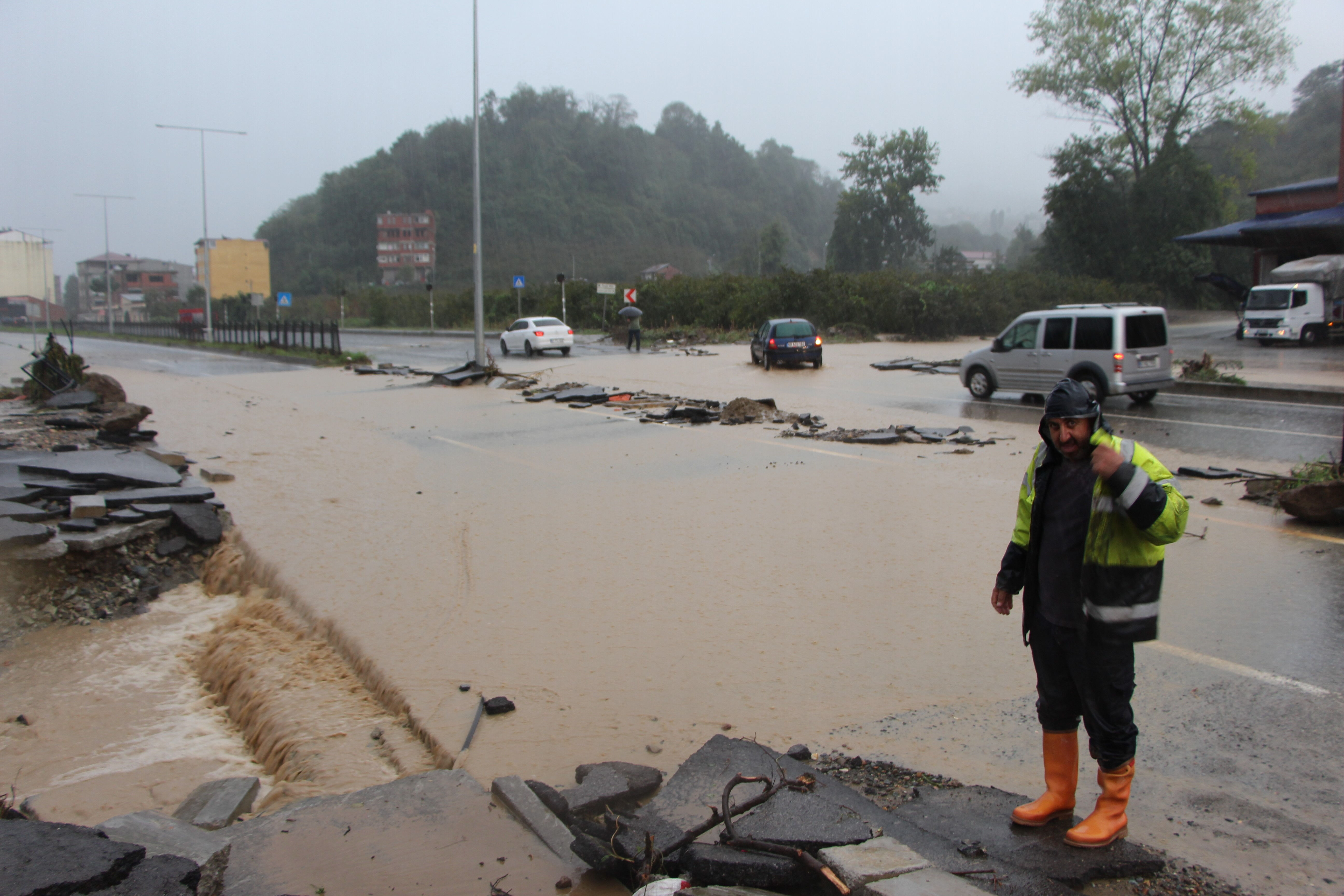 Meteoroloji sarı kodla uyarmıştı! Van, Bitlis, Trabzon ve Malatya aniden bastıran sele teslim oldu Meteoroloji sarı kodla uyarmıştı! Van, Bitlis, Trabzon ve Malatya aniden bastıran sele teslim oldu - 1. Resim