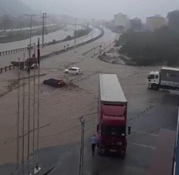 Yağışın şiddeti arttı, dereyi taşırdı! Trabzon'da korkutan anlar kameraya yansıdı - 1. Resim